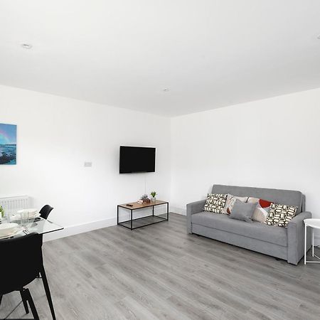 Cozy Apartments With King Size Beds Near Enfield Town & Chase Farm Train Stations With Wifi And Parking المظهر الخارجي الصورة