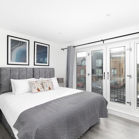 Cozy Apartments With King Size Beds Near Enfield Town & Chase Farm Train Stations With Wifi And Parking المظهر الخارجي الصورة